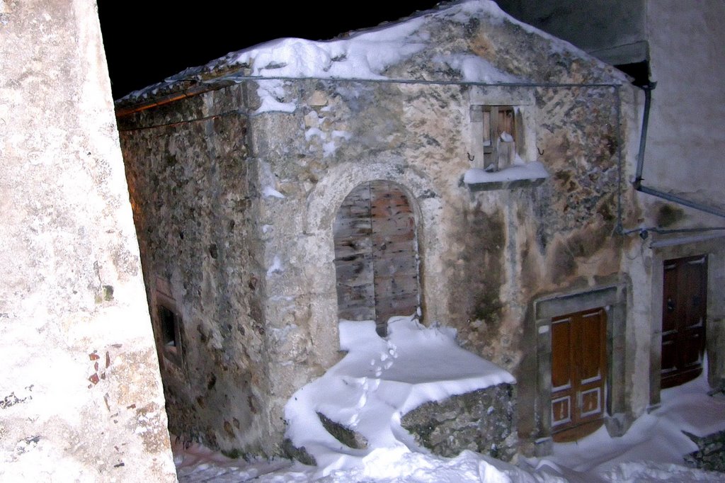 Casa innevata a Santo Stefano di Sessanio by Luigi Barbadoro - "homo latitans"