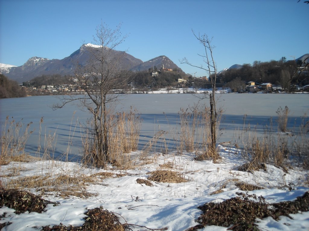 The frozen lake of Muzzano by cestarella