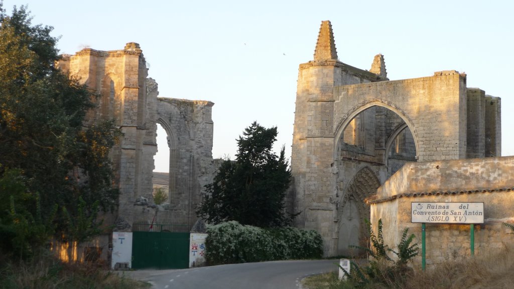 Ruinas del Convento de San Antón ( SIGLO XV ) by Loukas Azas