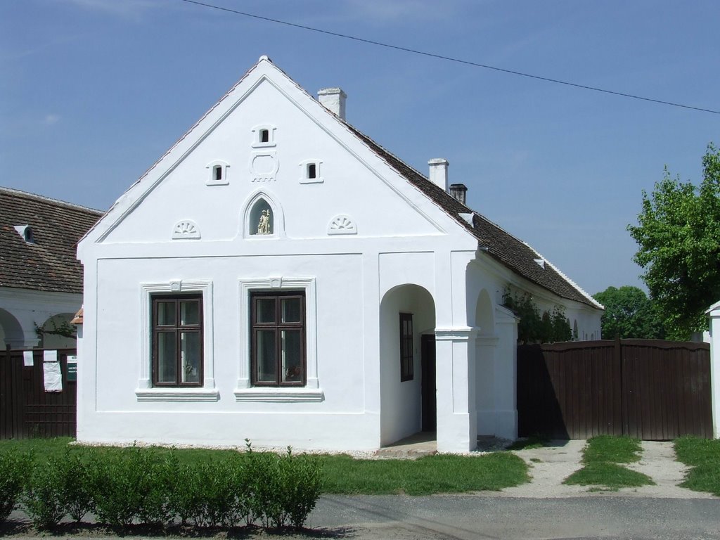 Régi házsor - Fertőszéplak - Row of old houses by Tom Portschy