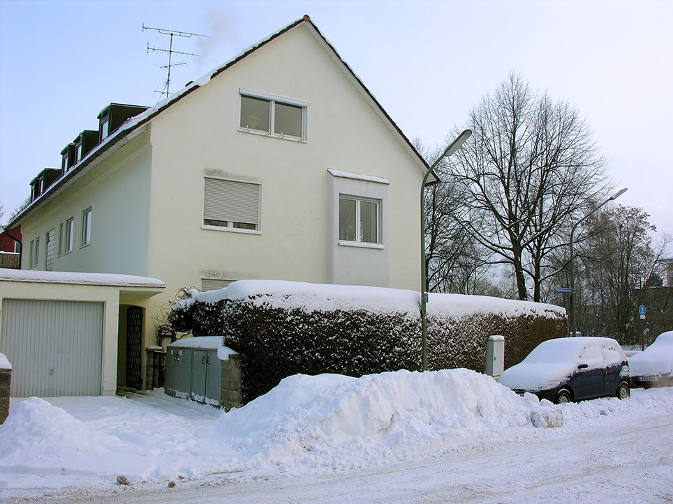 Schneemassen an der Zitzelsbergerstr. Ecke Forstenrieder Allee im Februar 2005 (Winter) by jagamick