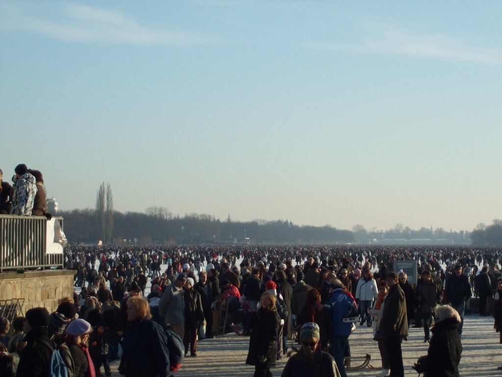 150000 Menschen auf dem Eis des Maschsees 11.01.09 by Heizer71