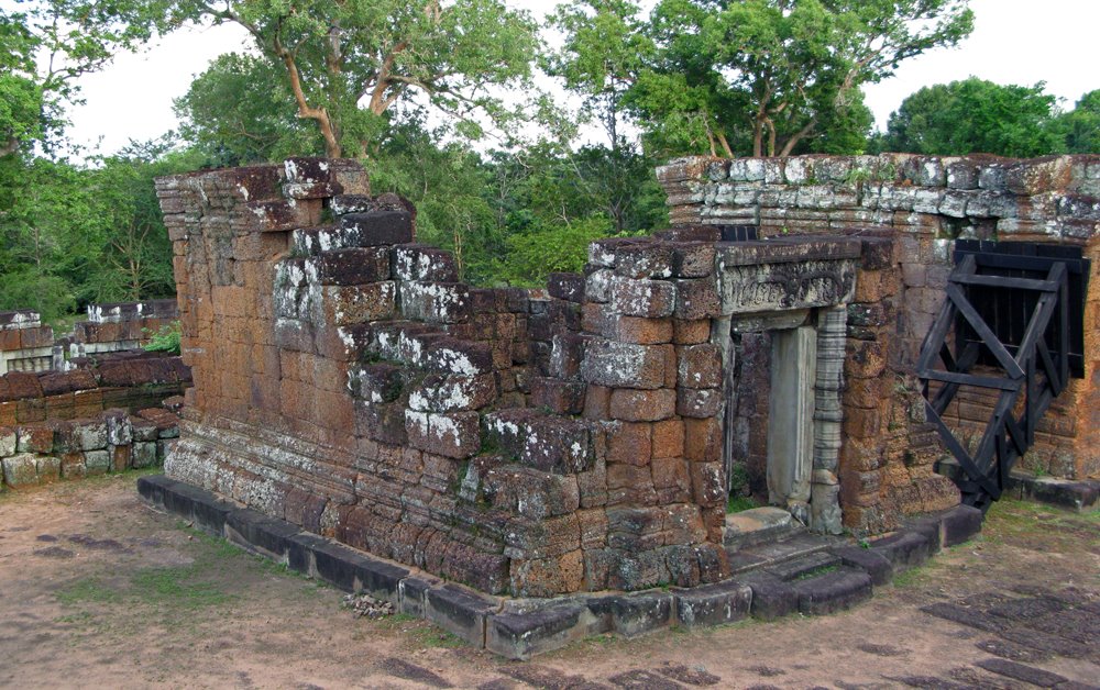 Angkor, Cambodia. Small buildings (1) by Eivind Friedricksen