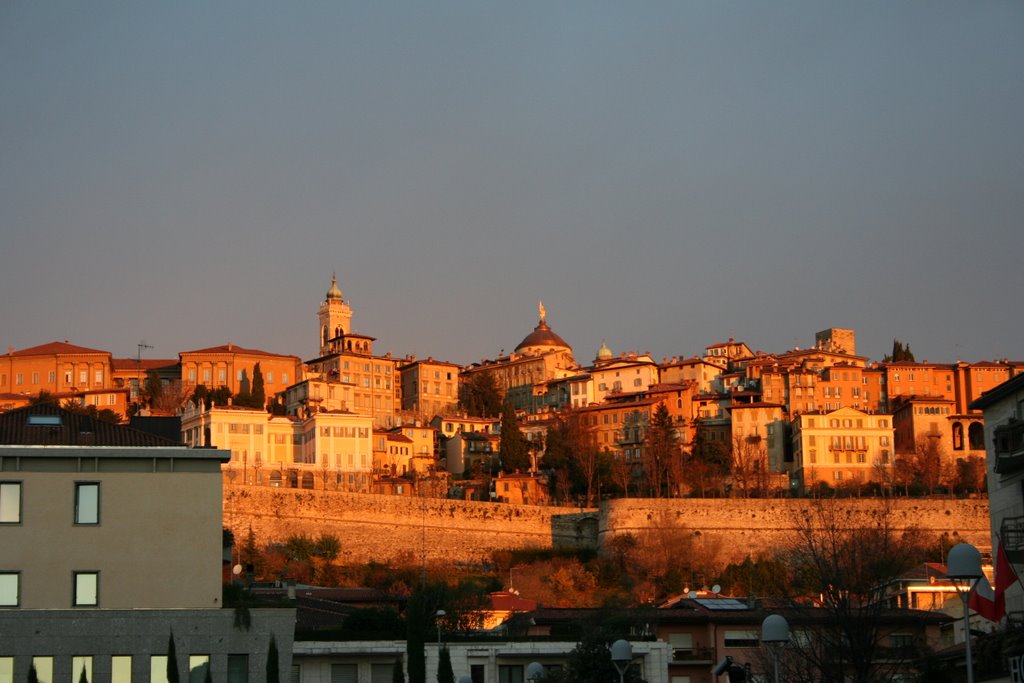 Bergamo - Italy - Città Alta ... dal basso by Iznob