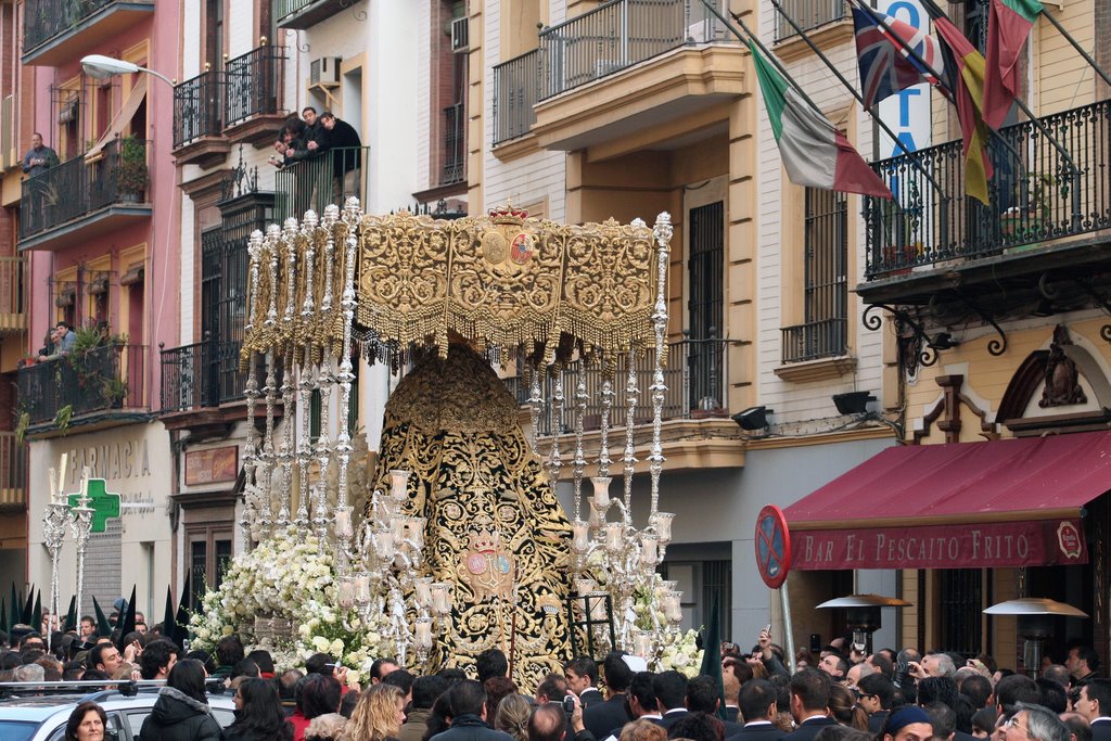 Paso de la Esperanza de Triana avanzando camino del Pópulo. by Joaquín Gómez