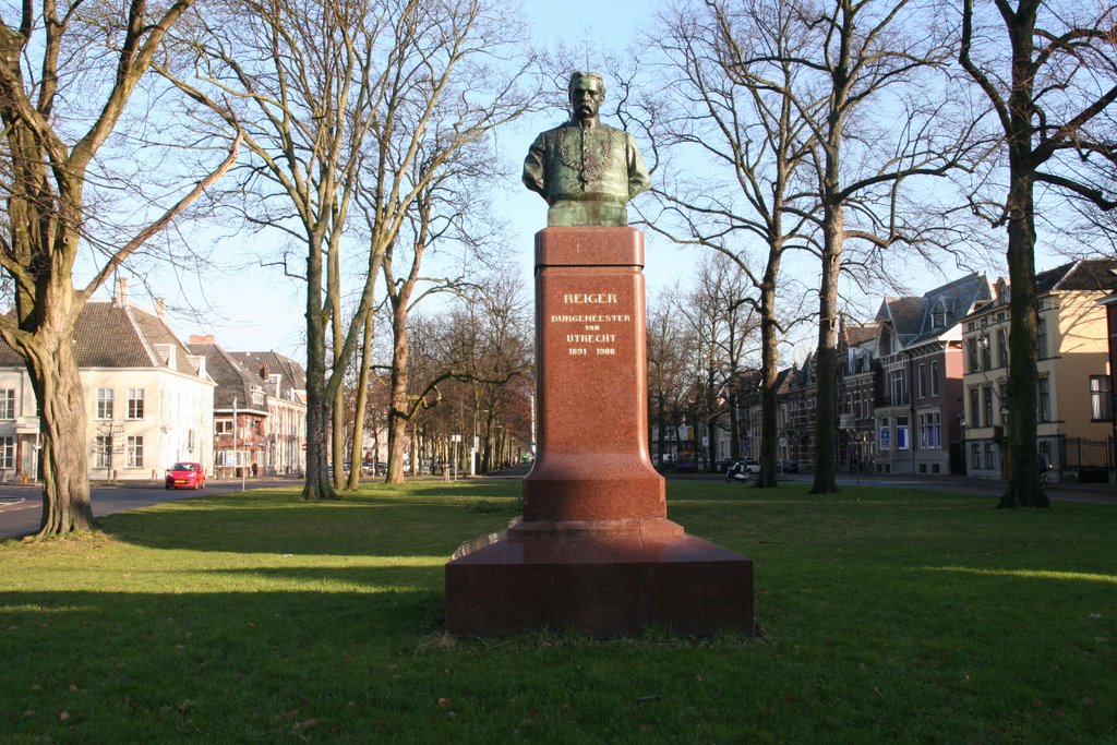 Mayor De Reiger on a stand; Maliebaan Utrecht, wintertime by Carl030nl