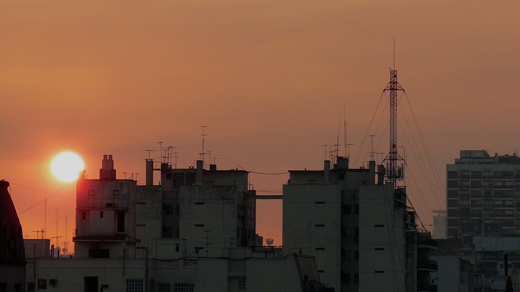 Amanece en la ciudad by José Ignacio Cuitiño