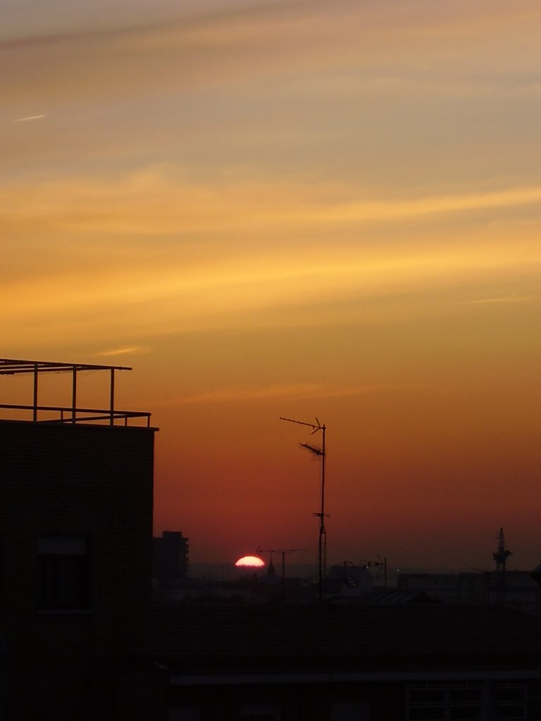 Atardecer de invierno en Madrid by carmenmiramadrid >>NO VIEWS<<