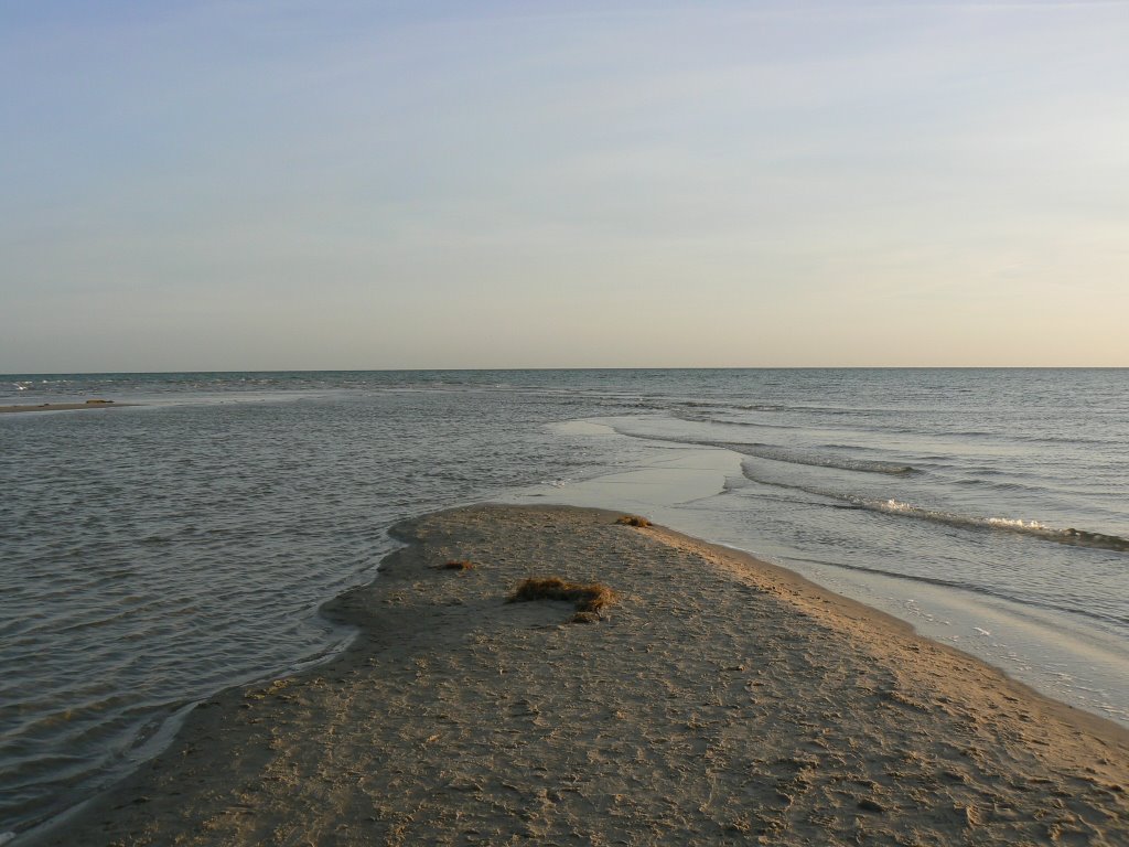 Grenen, links Nordsee, rechts Ostsee by Bea und Uwe