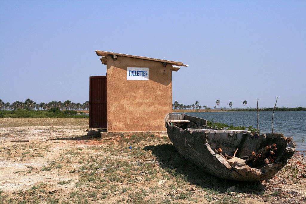 Toilettes publiques by Sylviane Klein