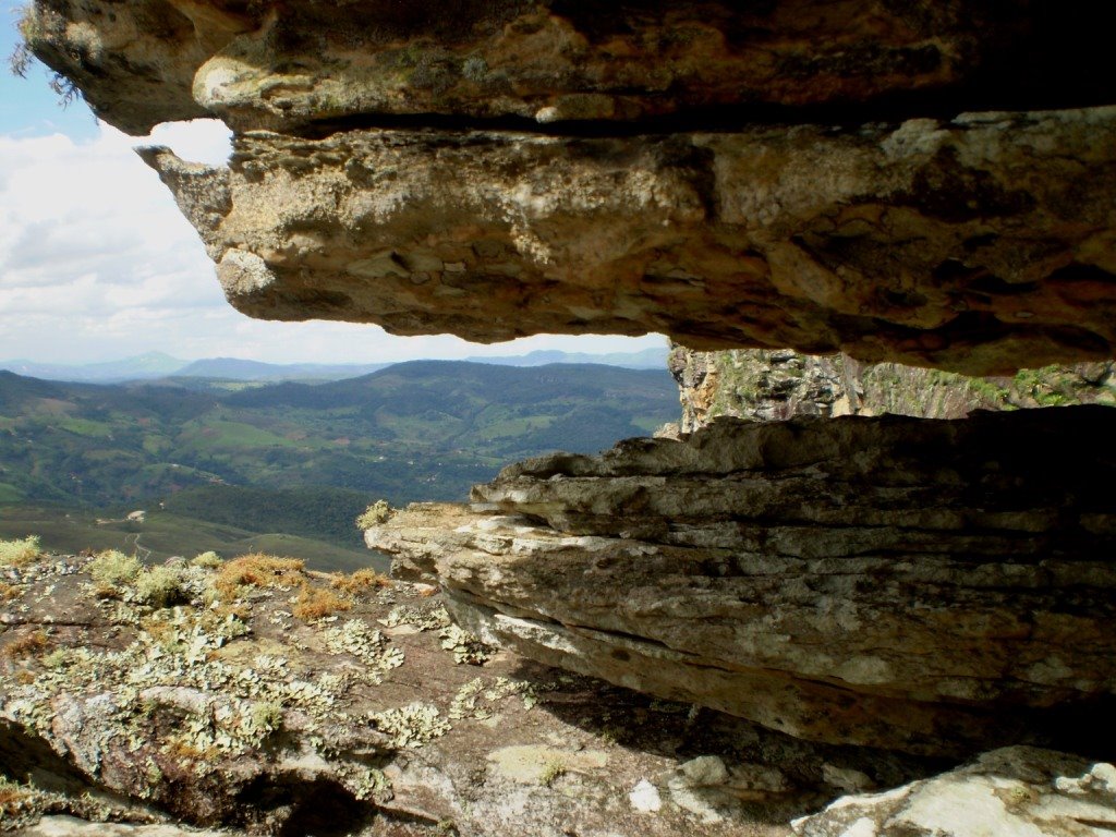 Vista panorâmica do alto da desembocadura da cachoeira do Tabuleiro by R.Augusto Silva