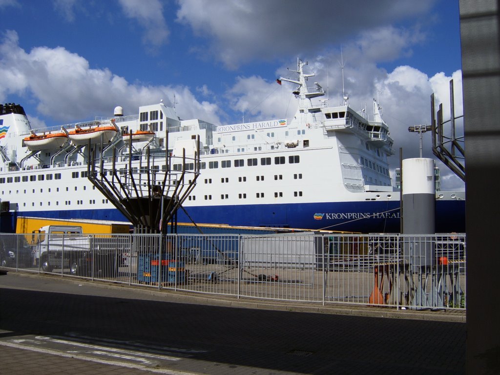 Colorline Kronprins Harald im Fährhafen Kiel / Colorline Kronprins Harald at ferry port in Kiel by Huehnchen