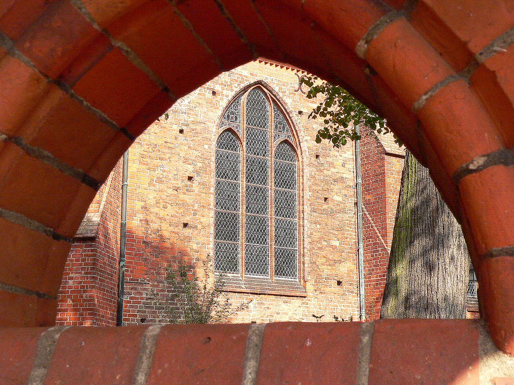 Mölln - Detail an der Nikolaikirche (1) by Bernd Müller-1