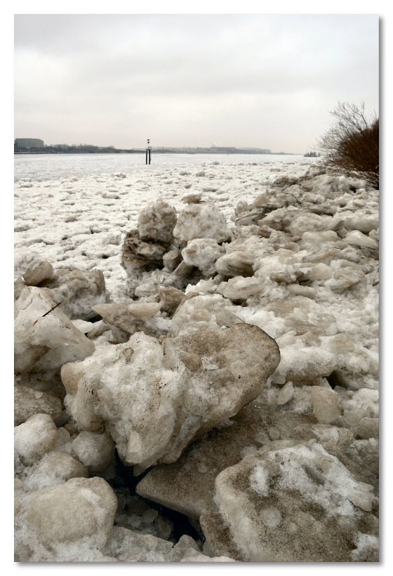 Elbe mit Eis 2009 by der_hein