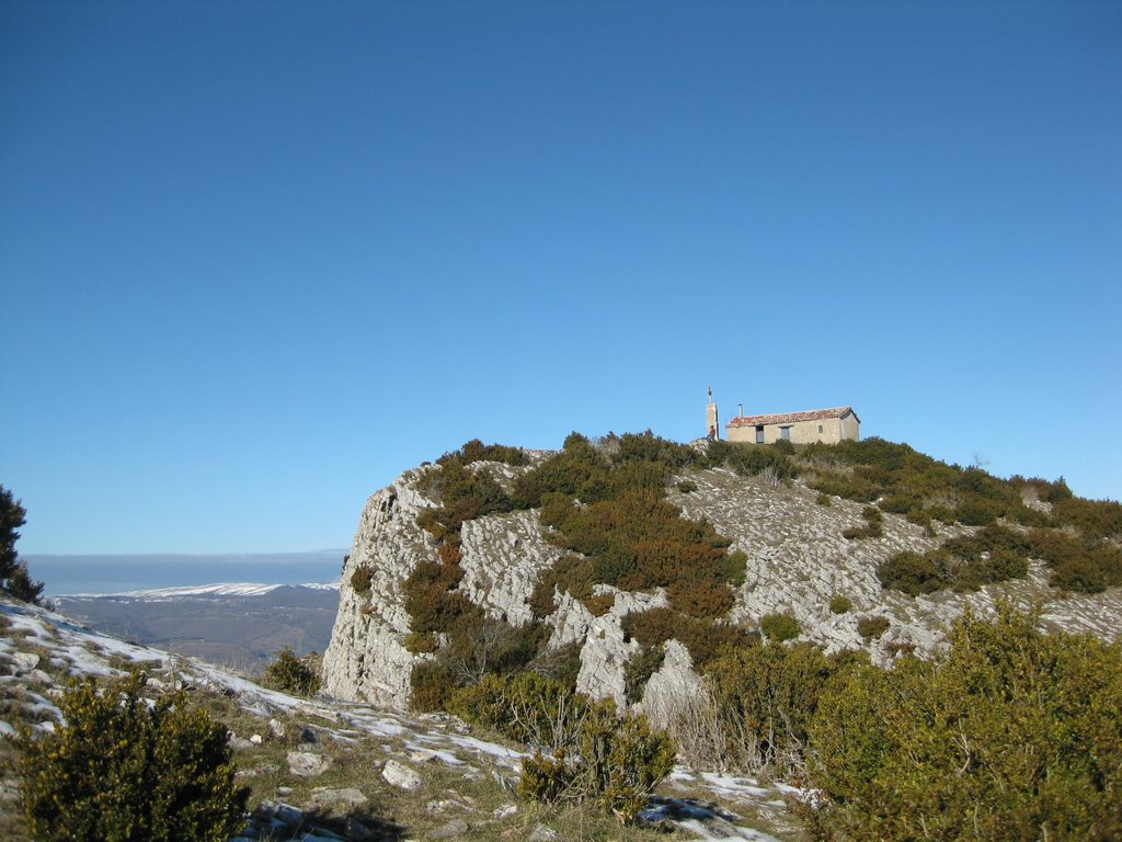 Llegando a la ermita de la Santa Cruz (Cabezón de Echauri) by d.armendariz