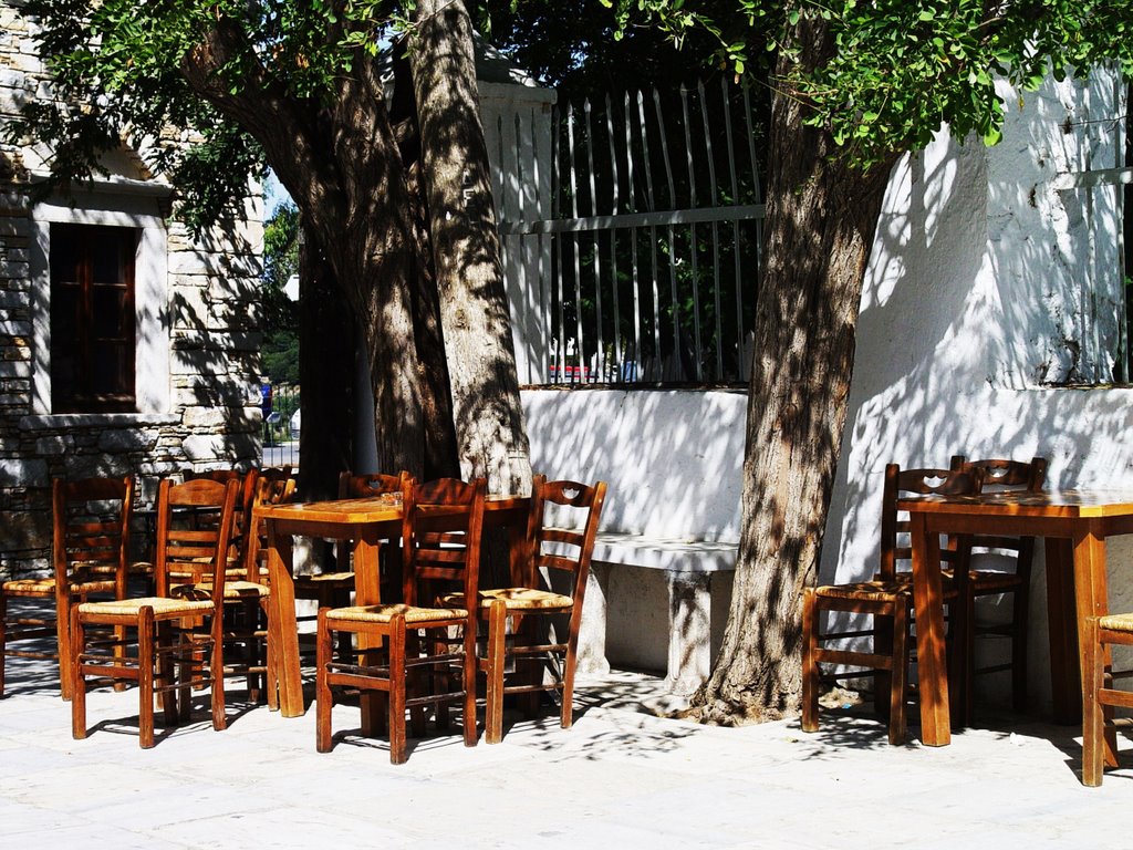 Apeiranthos' market place by tetrakinitos