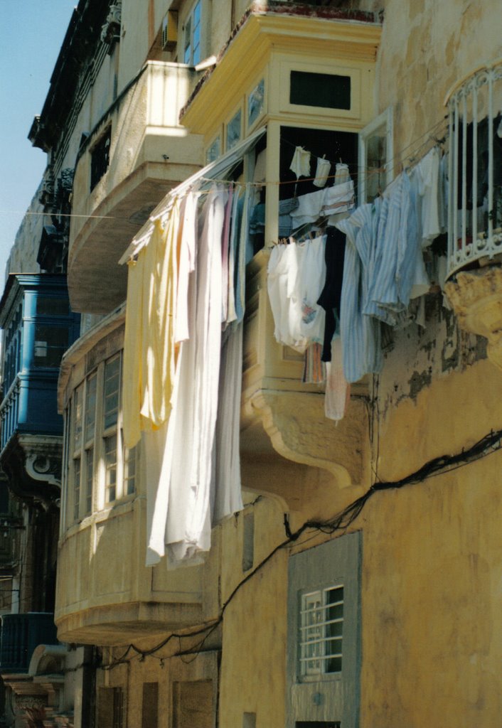 Drying clothes in La Valetta by Arnold Dederichs