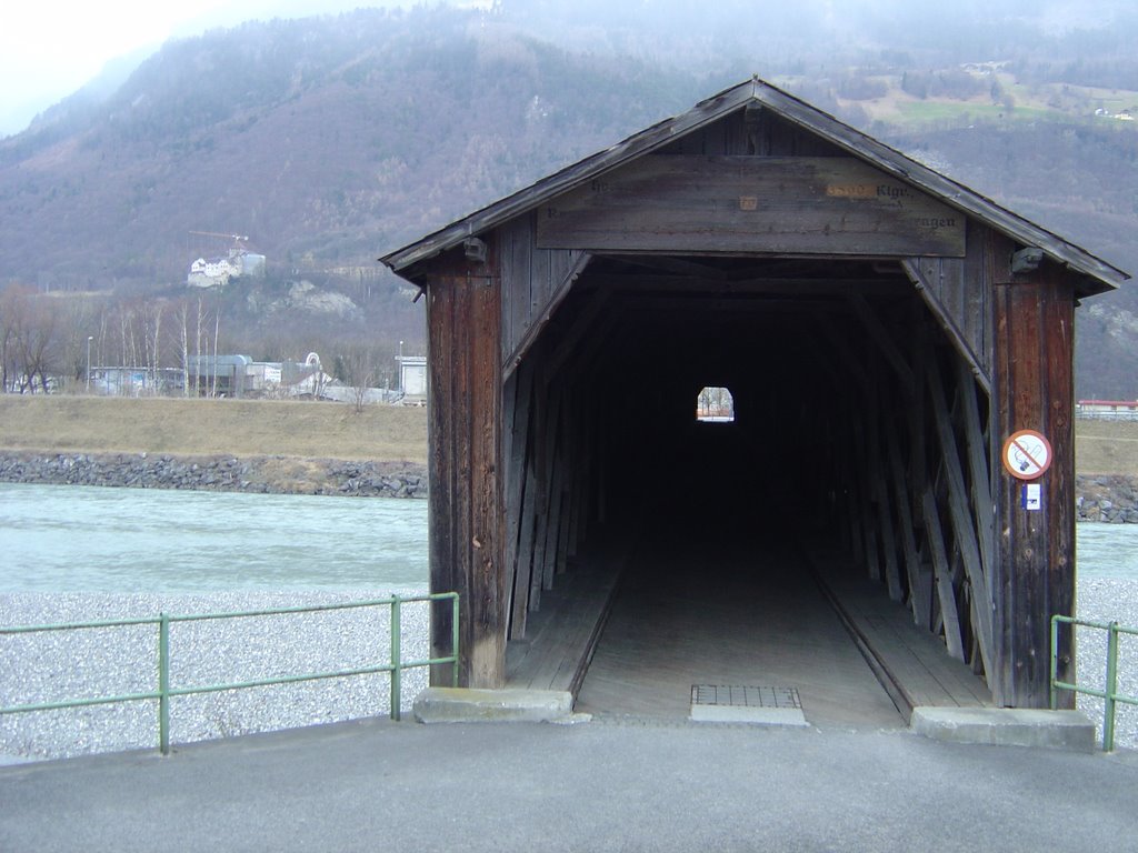 Antiga ponte de madeira em Vaduz by paulomarcio