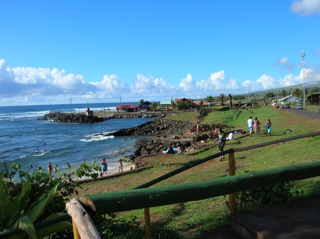 Playa de Honga Roa en Isla de Pasuca. http://mundoporlibre.com by Ricardo Ribalda Menc…