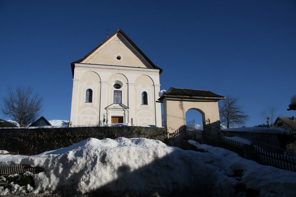 Kirche Laax mit Eingang by Samuel Fausch