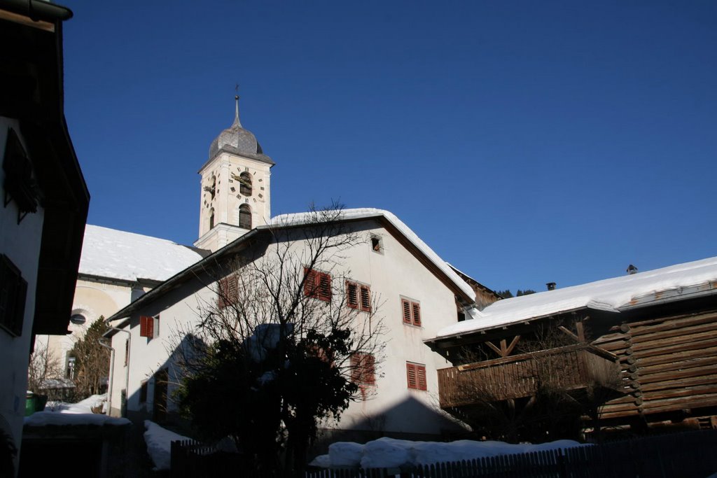 Wohnhaus und Kriche in Laax by vodua