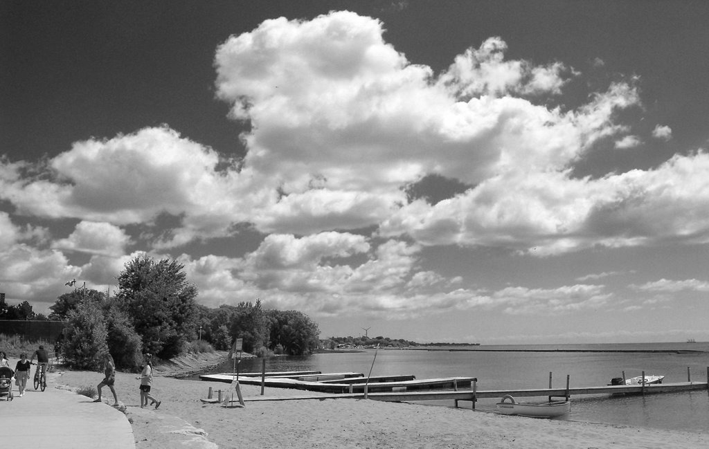 Lake Ontario at Sunnyside Park by bob whalen