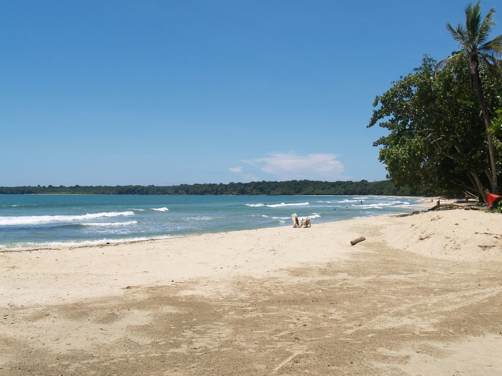 Strandje rond Puerto Viejo by dirk bijstra