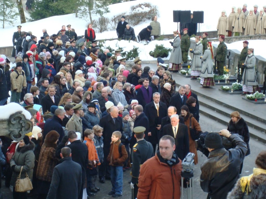 V. Adamkus (the Lithuanian President), A. Kubilius (The Lithuanian Prime Minister), A. Valinskas (the Chair of the Parliament) in Antakalnis cemetary to pay homage to victims of communists on January 13, 2009 by Aurimas Nausėda