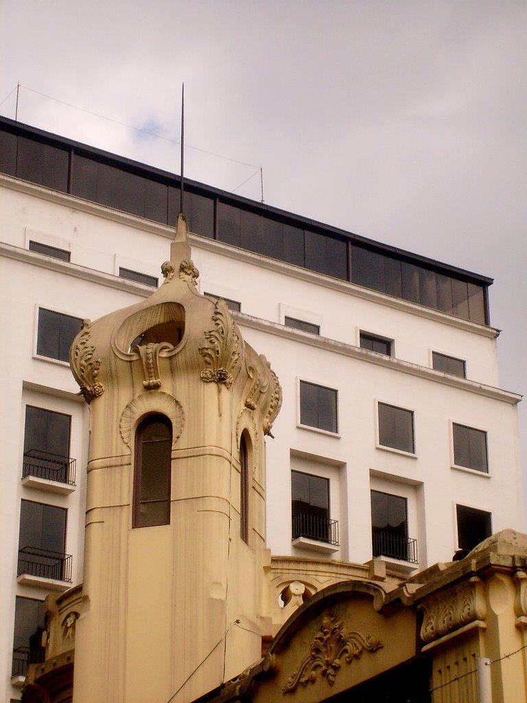 Arquitetura antiga de casarão na região do Bixiga - centro de São Paulo by Yuri Alexandre