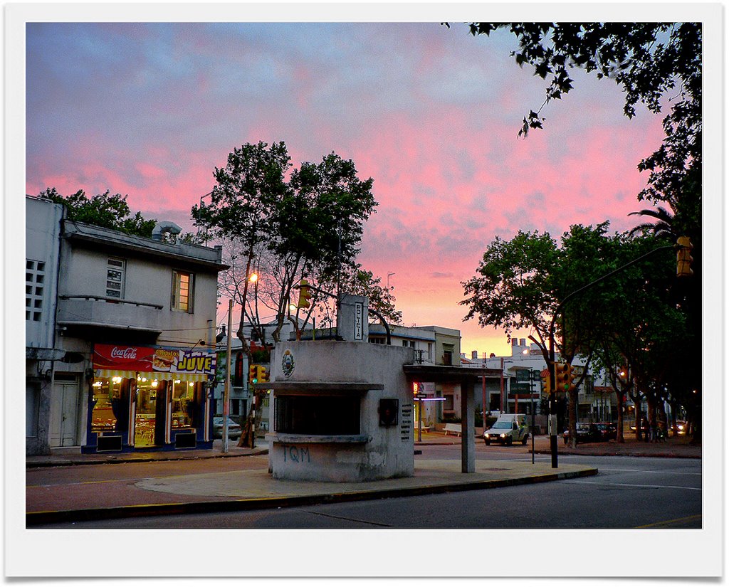 Garita policial y Plaza Viera by polifemus