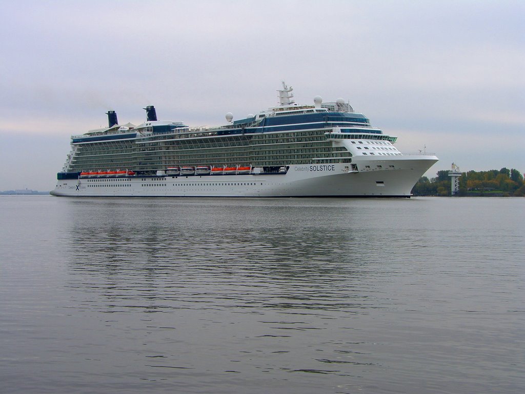 Hamburg, Anleger Wittenbergen, 20.10.2008 - "Celebrity Solstice" (Sonnenwende) by Dietmar Krawietz