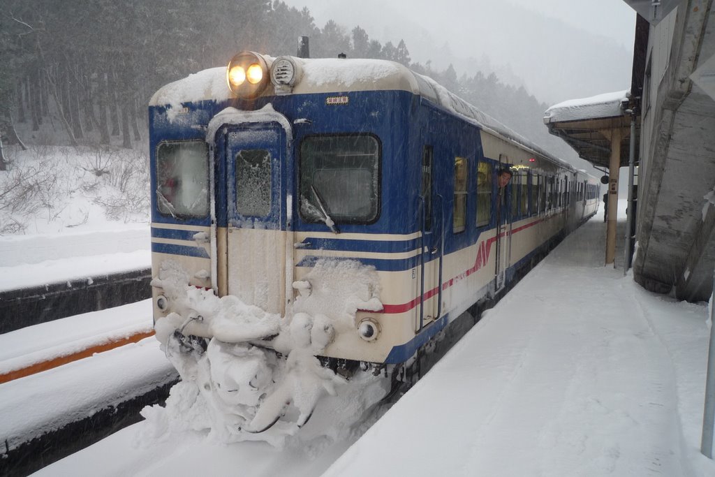 越後金丸駅 / Echigo-Kanamaru Station by hirumen