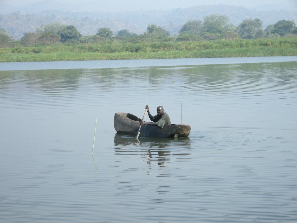 Fisherman in a dugout canoe on the Albert Nile - Jan 2009 by MaxFarrar