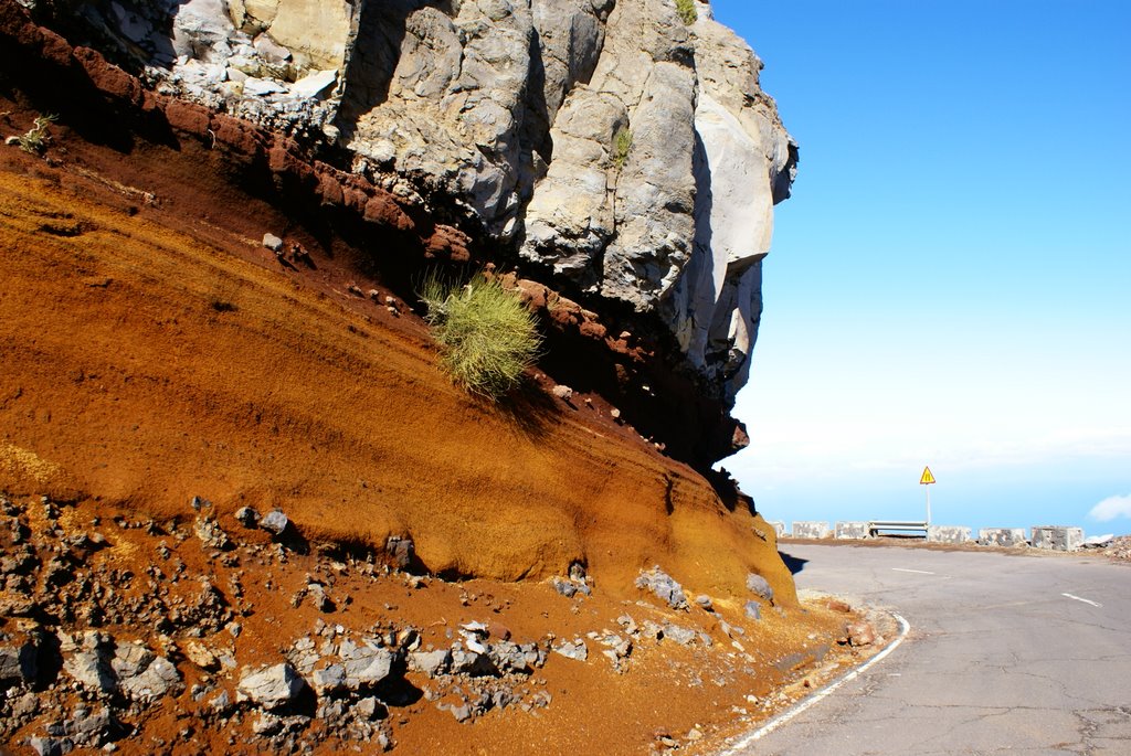 La Palma; Caldera de Taburiente, rote Asche unter Kissenlava. © by UdoSm.the2nd by ©UdoSm.the2nd