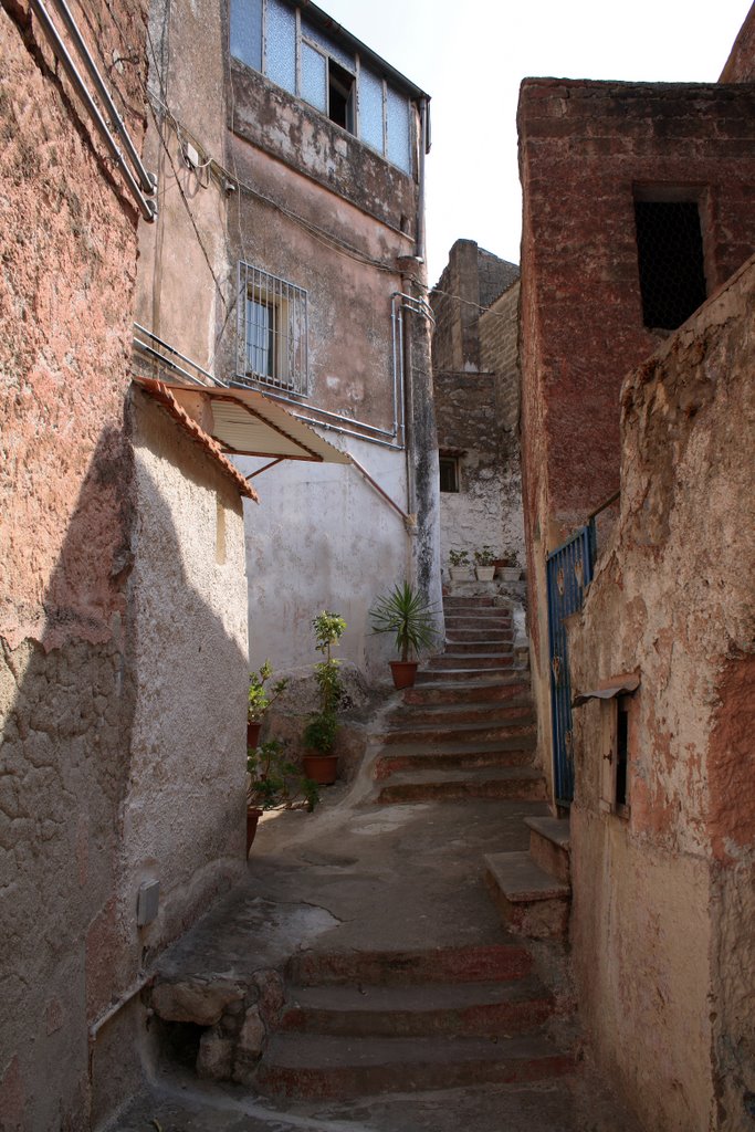 Scorcio cortile via Enrico TOTI by Sandro-Funaro