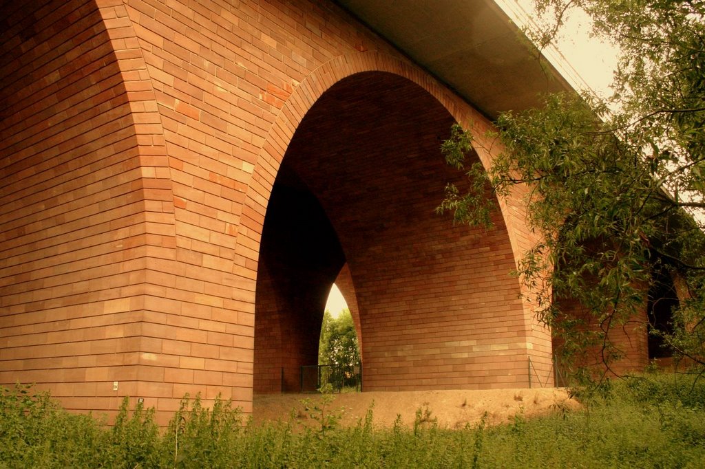 Autobahnbrücke Finnebach by knirschke