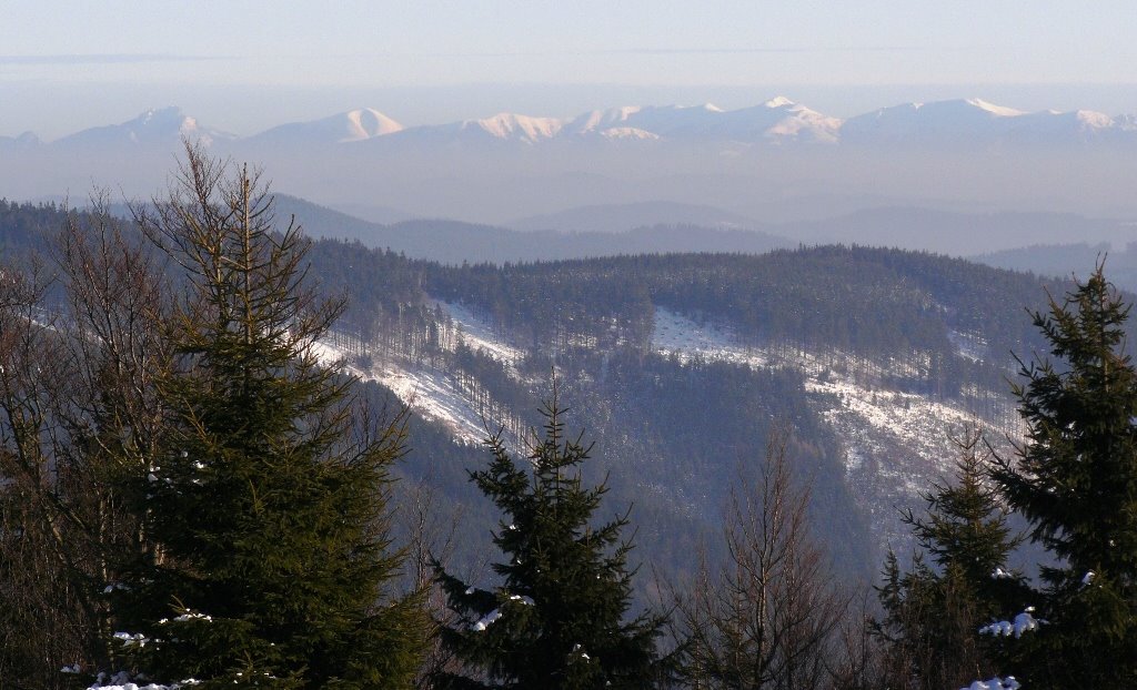 Malá Fatra z Pusteven při inverzi, Beskydy by Tomáš Vaida