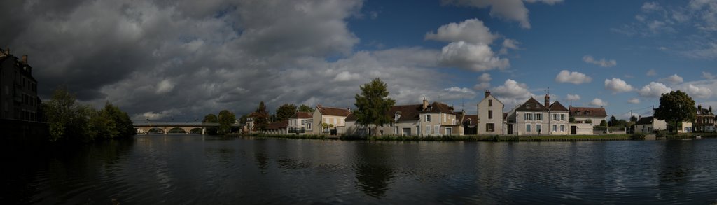 Auxerre: de oevers van de Yonne by Arie A. van der Meij