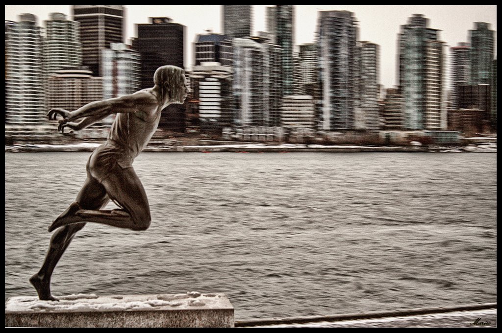 Monument of Olympic Runner by marirs