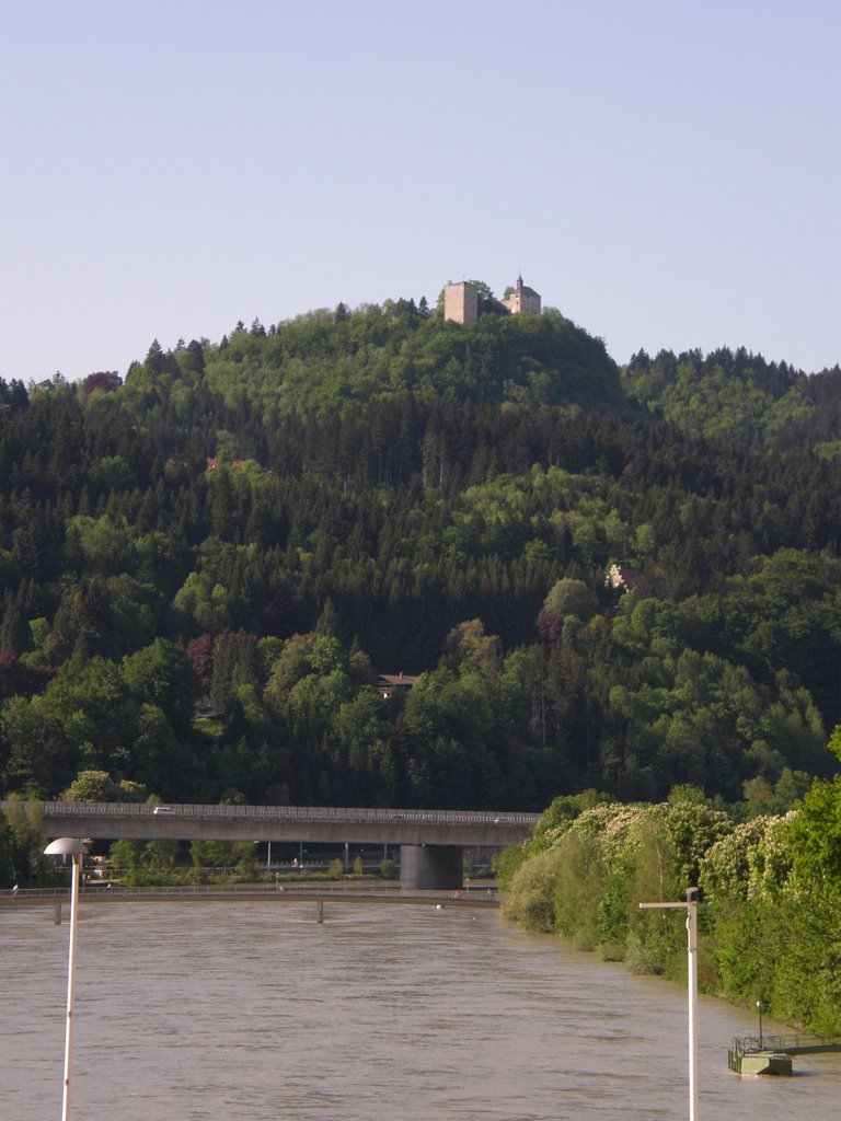 Blick auf Thierbergkapelle von Hotel Auracher Löchl, Kufstein, Österreich by kaarvea