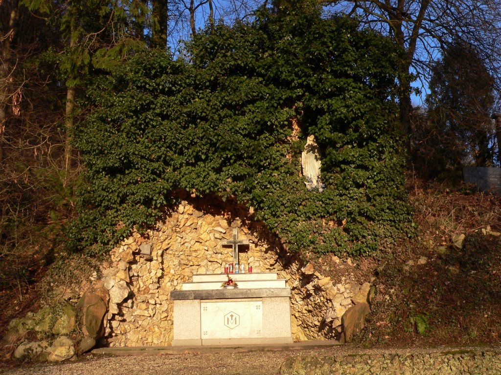 SLENAKEN lourdes-grot in laat zonlicht by walterskrutser