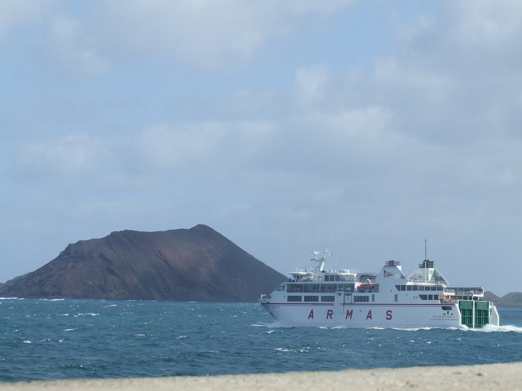 BARCO A LANZAROTE FRENTE A ISLA DE LOBOS by fuerteventuragirl