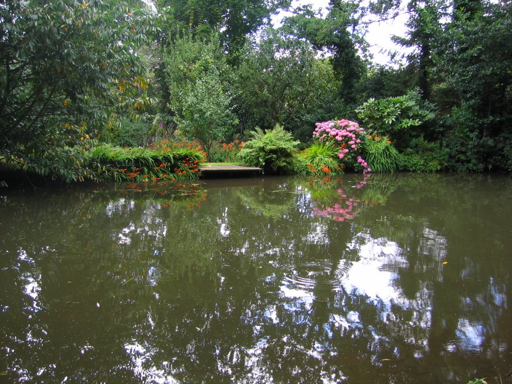 Canalside garden by Jon Stratford