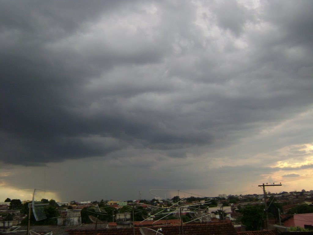 O TEMPORAL CHEGANDO, EM UBERABA, MG. by leyzzer