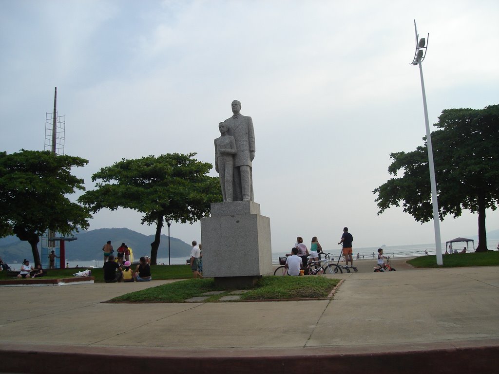 Santos/SP/ Monumento frente ao colégio Escolástica Rosa. Há algum tempo atrás, vândalos cortaram as cabeças desta estátua, sendo necessário a confecção de novas peças. O trabalho ficou perfeito. by j carlos de c. silva