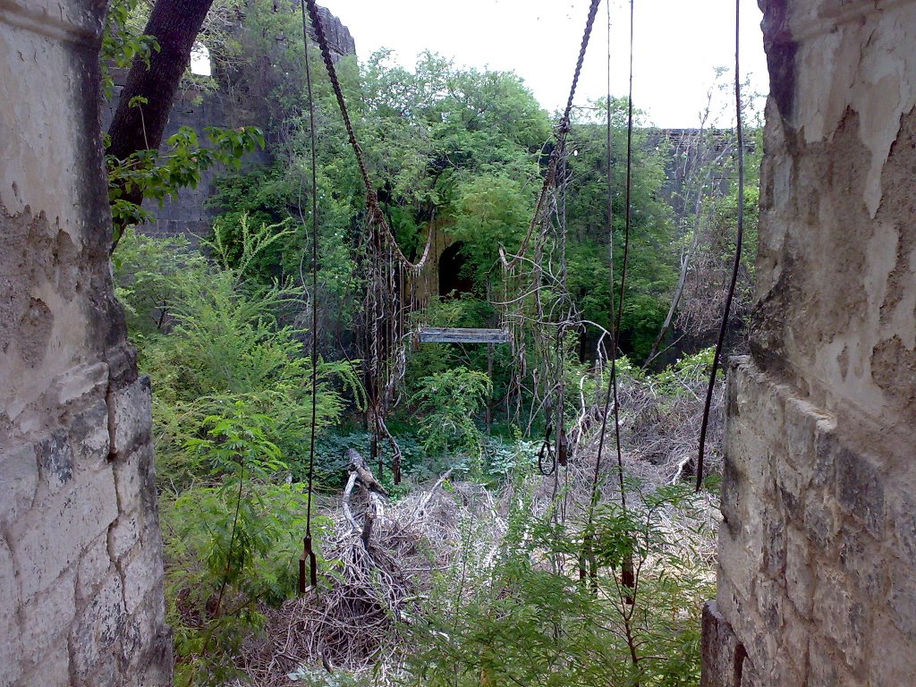 Zulta Pul (Hanging Bridge), Ahmednagar Fort, Ahmednagar, India by sagarkale