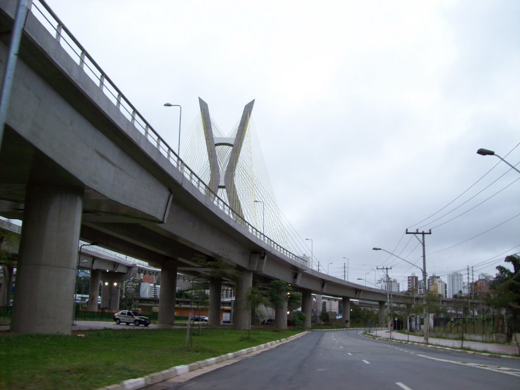 Av. jornalista Roberto Marinho (ponte estaiada ao fundo) by Jadeon Basilio de Freitas