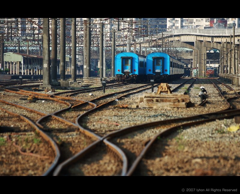 Railway in Keelung by Iyhon Chiu