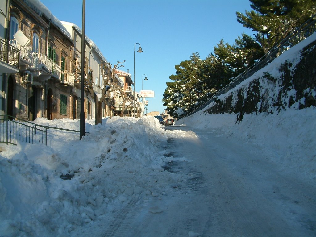 Gissi via Cesare battisti verso il centro con la neve by Angelo Di Michele