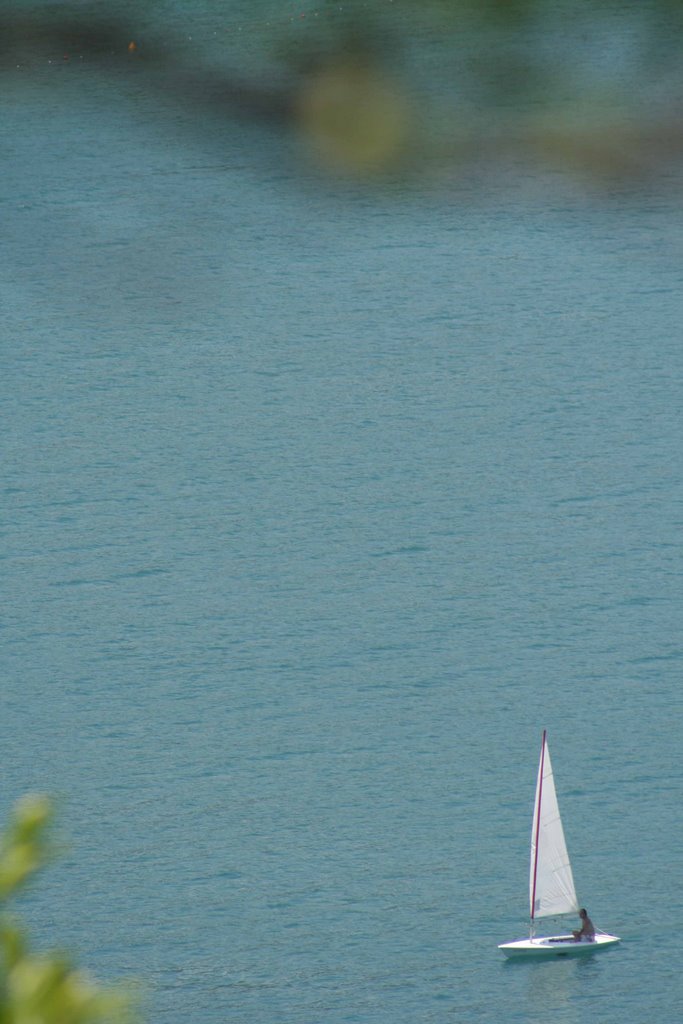 BARCO A VELA - CAMINHO PRAIA FORTALEZA - UBATUBA - SP - BRASIL by Edu Lacerda